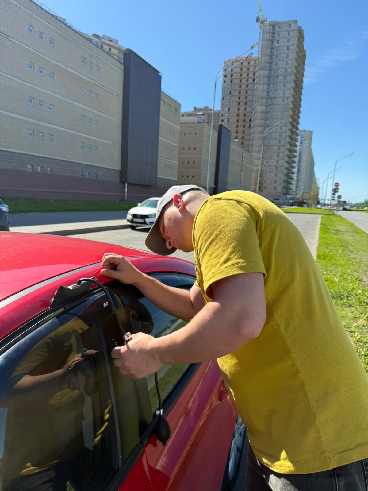 Аварийное вскрытие автомобиля мастером в Агалатово 